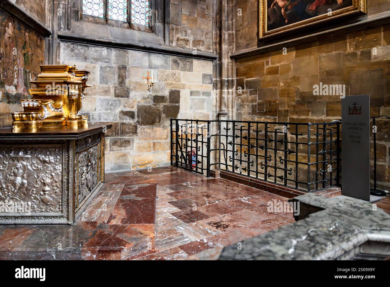Eintritt in die Königliche Krypta des Veitsdoms, Prager Burg, Tschechien Stockfoto