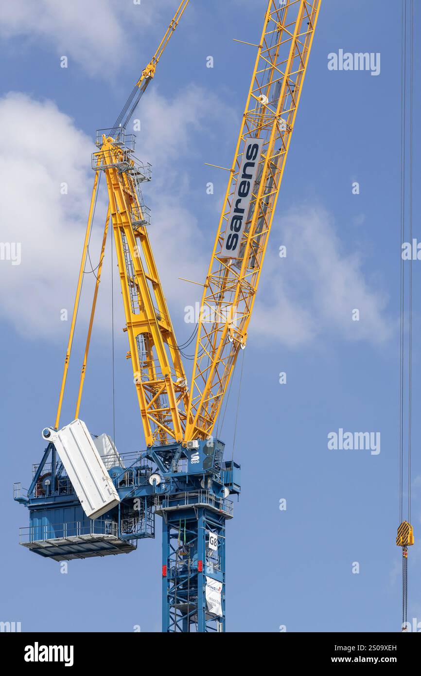 Ivry-sur-seine, Frankreich - Blick auf einen Wippausleger Wilbert WT 2405 L e.tronic auf einer Baustelle für den Bau eines Gebäudes. Stockfoto