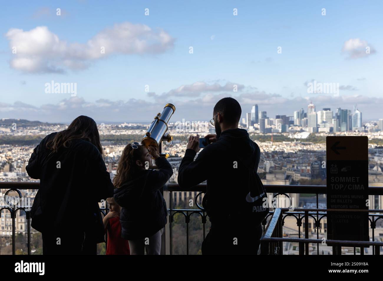 Die Zuschauer genießen die wunderschöne Skyline von einem berühmten Pariser Wahrzeichen aus. Paris, Frankreich - 24. Oktober 2024 Stockfoto