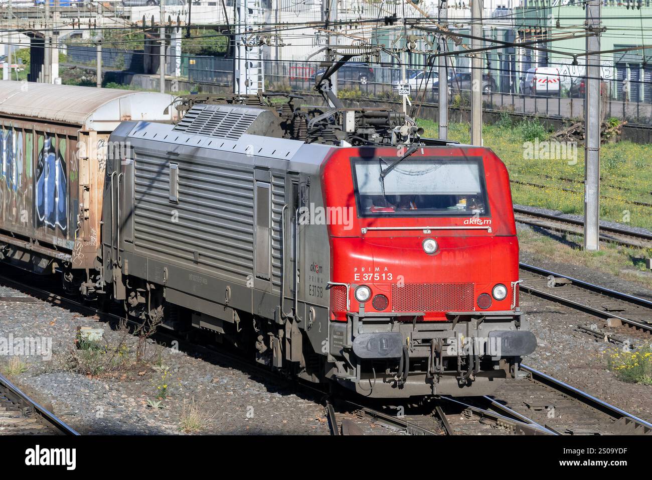 Nancy, Frankreich - Blick auf eine weiß-rote Elektrolokomotive E 37500, die den Bahnhof Nancy überquert. Stockfoto