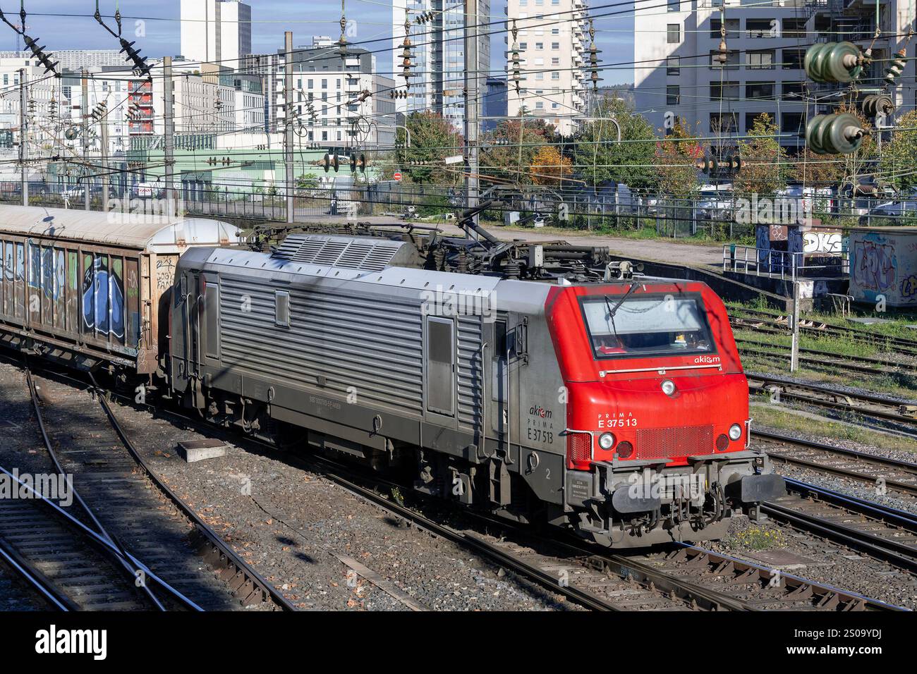 Nancy, Frankreich - Blick auf eine weiß-rote Elektrolokomotive E 37500, die den Bahnhof Nancy überquert. Stockfoto