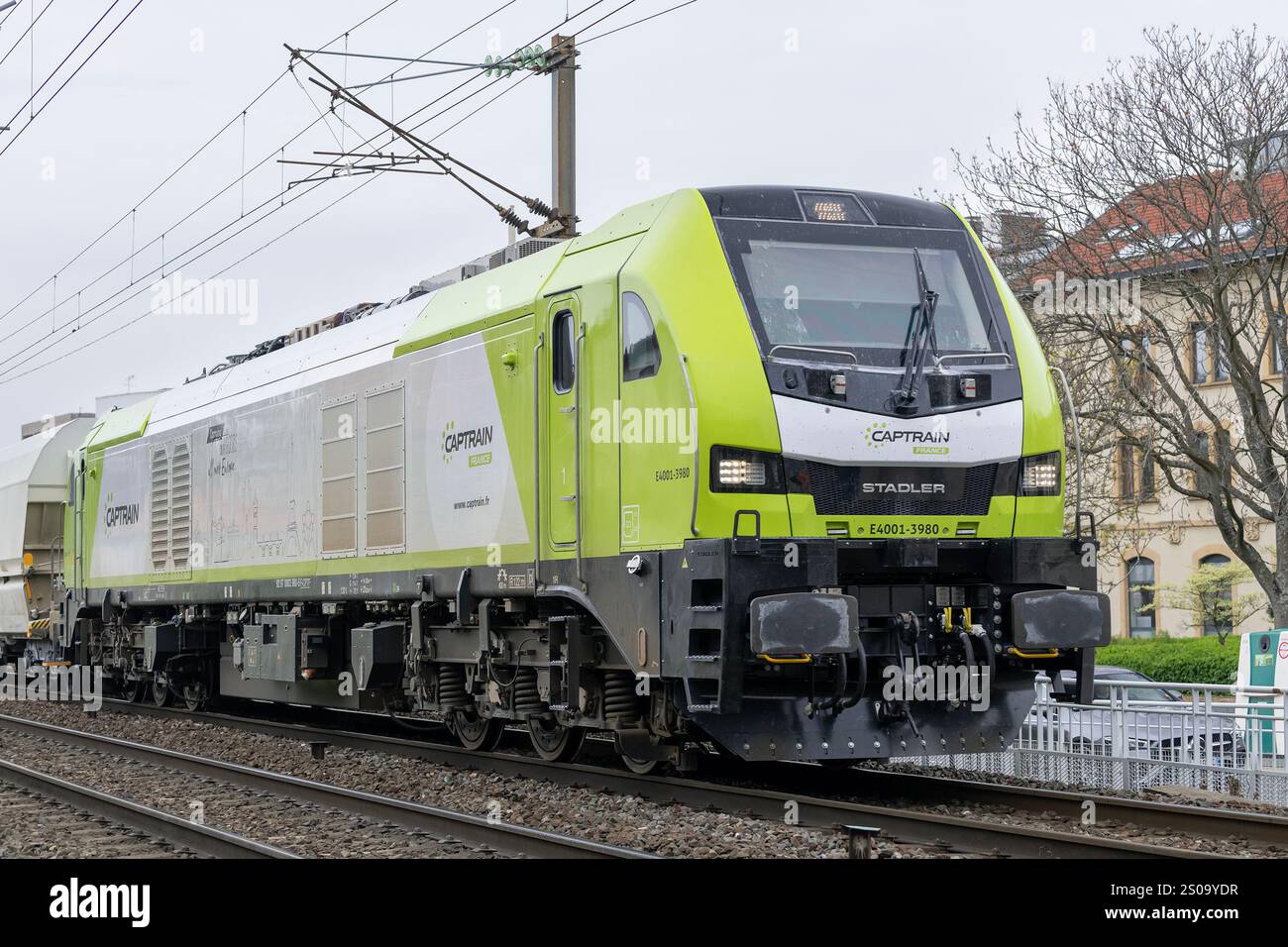 Nancy, Frankreich - Weiße und grüne Diesellokomotive Stadler EURO 4001 über den Bahnhof Nancy. Stockfoto