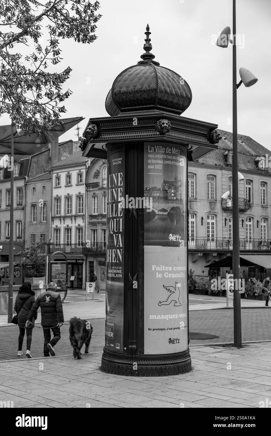 Metz, Frankreich - 23. Januar 2022: Klassisch verzierte Anschlagtafel in Metz, Frankreich. Stockfoto