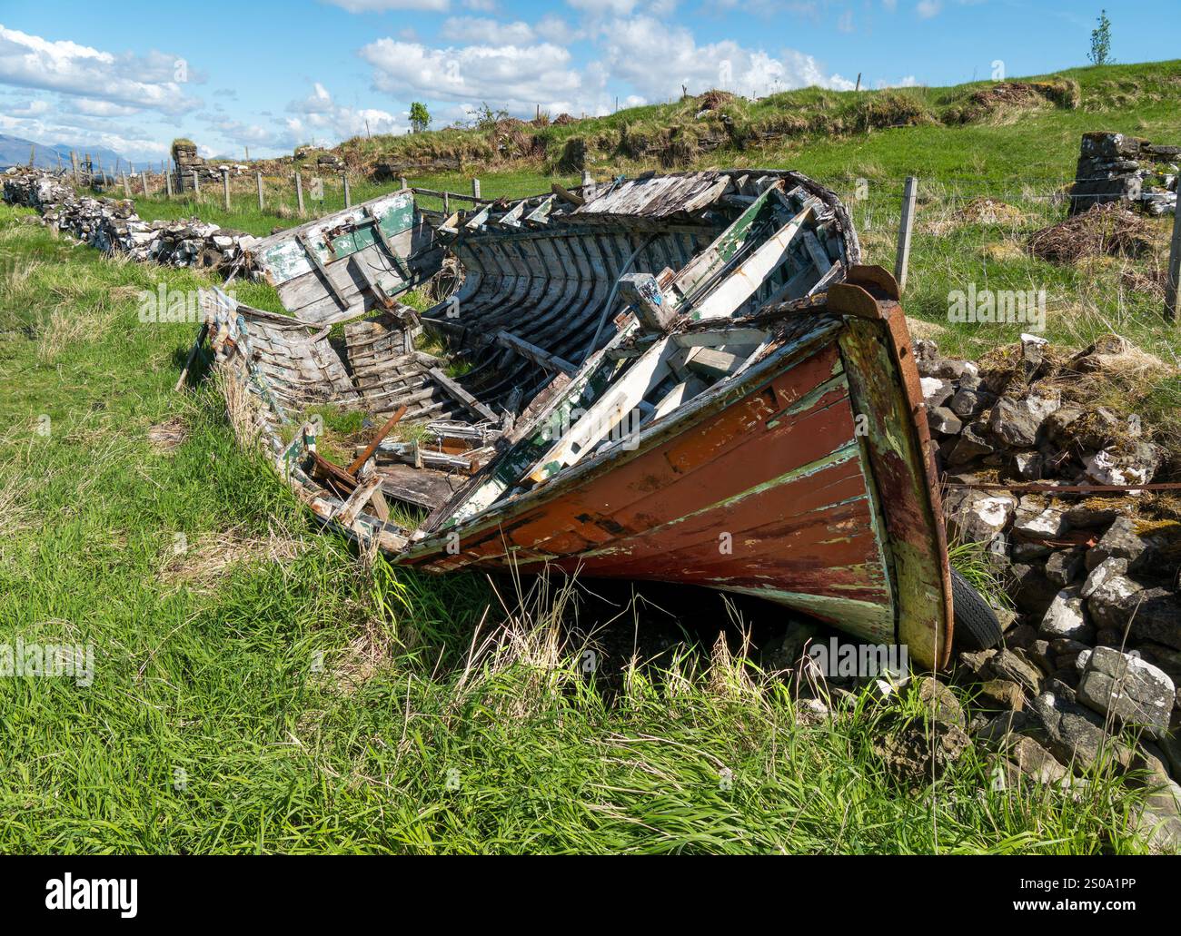 Überreste eines alten Holzklinkerbootes an der Küste in der Nähe von Broadford, Isle of Skye, Schottland, Großbritannien Stockfoto