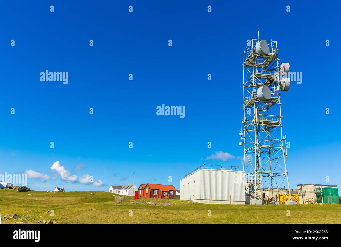Scarinish, Isle of Tiree, Schottland. März 2024. Die Telefonzentrale im Dorf Scarinish, Isle of Tiree, Schottland, mit kostenlosem Roaming-Shee Stockfoto