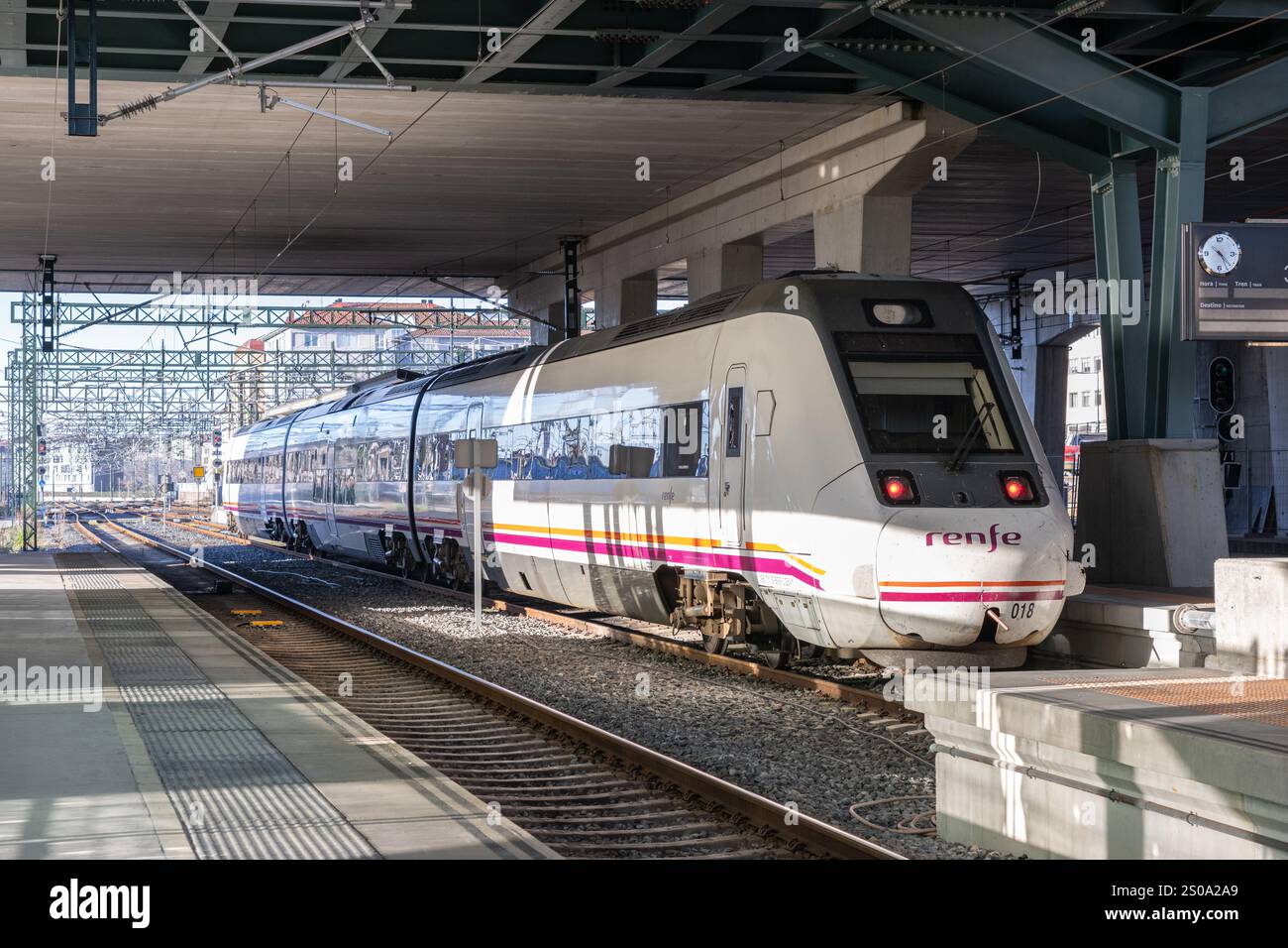 Santiago de Compostela, Spanien; 16. dezember 2024: Der Regionalzug RENFE steht am Bahnsteig Stockfoto