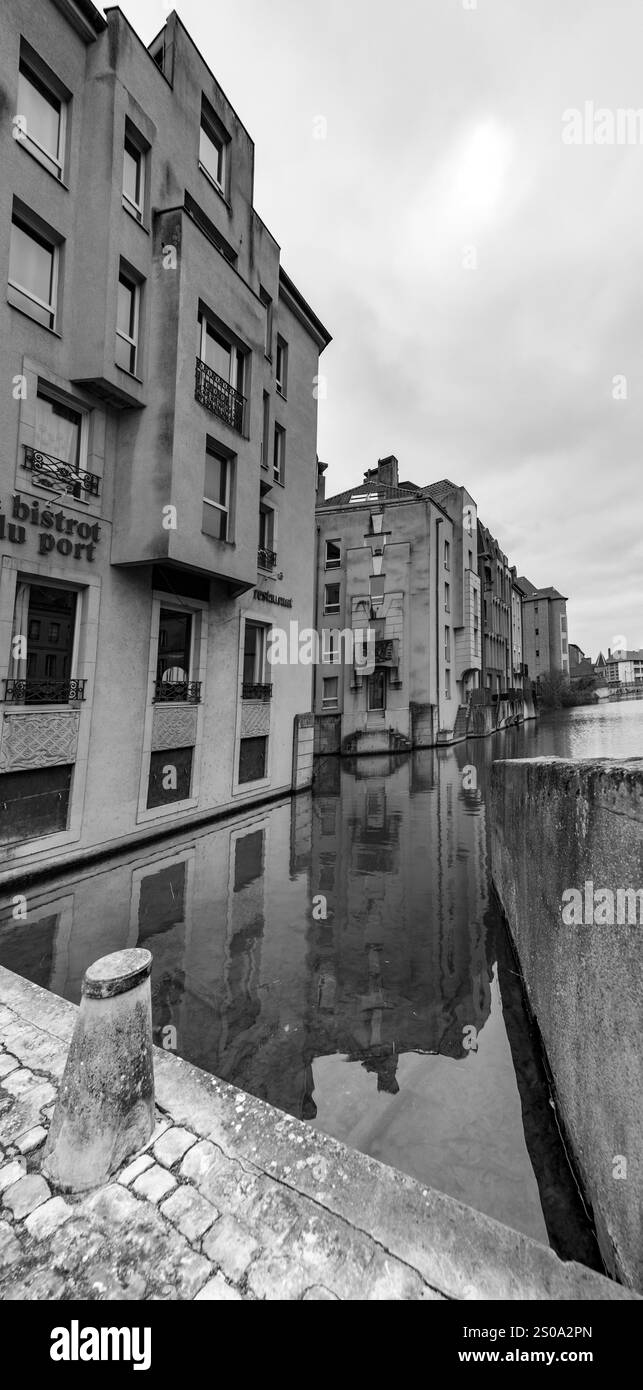 Metz, Frankreich - 23. Januar 2022: Stadtansicht von der schönen Stadt Metz in Frankreich. Brücken, Häuser und Kirchen am Ufer des Moselriv Stockfoto