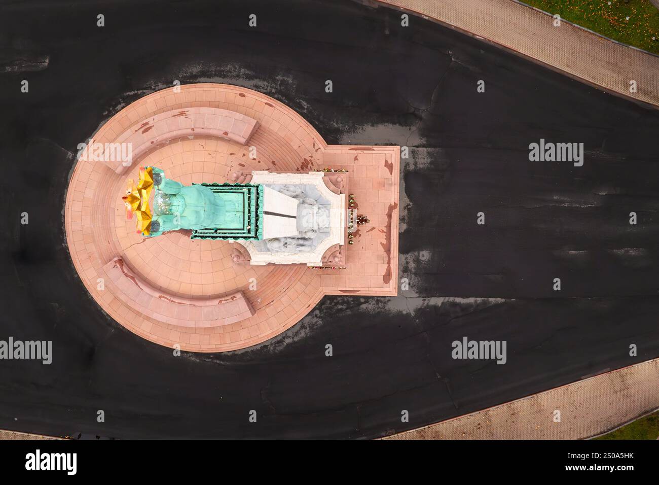 Das Bild zeigt das Freiheitsdenkmal in Riga, Lettland, von oben mit seiner hohen Säule, der kupfernen Liberty-Figur und der umliegenden kreisrunden plaza Stockfoto