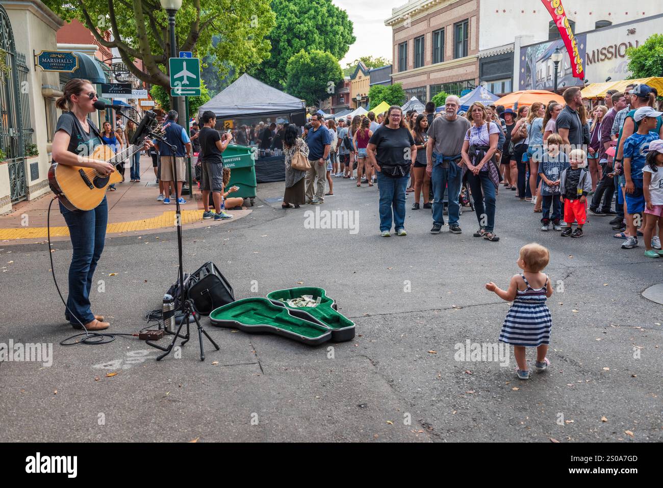 San Luis Obispo, KALIFORNIEN, USA - 3. August 2017: Gitarristinnen auf der Straße auf dem Farmers Market in San Luis Obispo Kalifornien Stockfoto