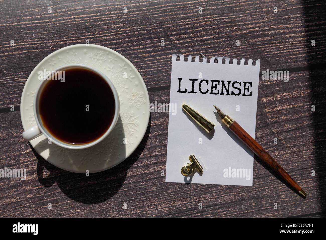 LIZENZTEXT auf der Karte mit Tastatur und Lupe Stockfoto