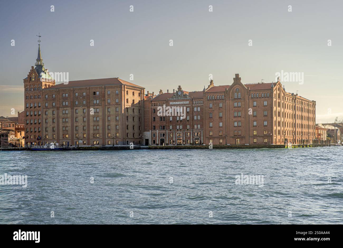 Die Fassade des ehemaligen Molino Stucky (Stuckmühle), heute Hilton Molino Stucky, ein 5-Sterne-Hotel Stockfoto