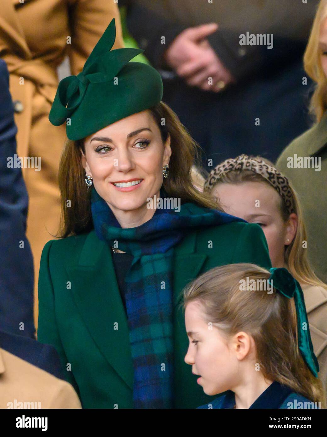Sandringham, Großbritannien 25 Dez 2024 die Prinzessin von Wales verlässt die St. Mary Magdalene Church am Weihnachtstag und begrüßt die Menge zusammen mit Prinzessin Charlotte. Stockfoto