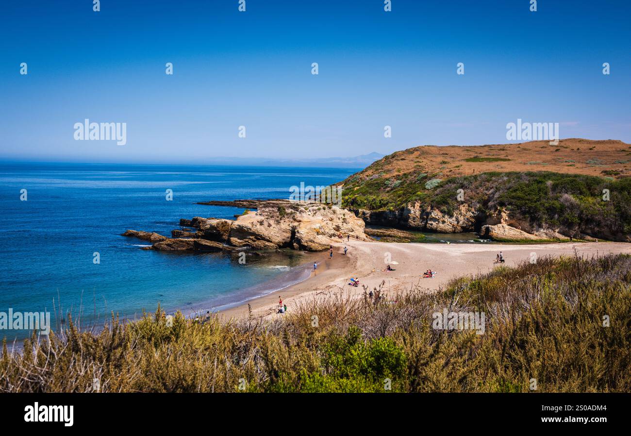Los Osos, CA USA - 4. August 2017: Malerischer Blick auf den wunderschönen Strand mit ein paar Touristen im Montaña de Oro State Park in Zentralkalifornien. Stockfoto