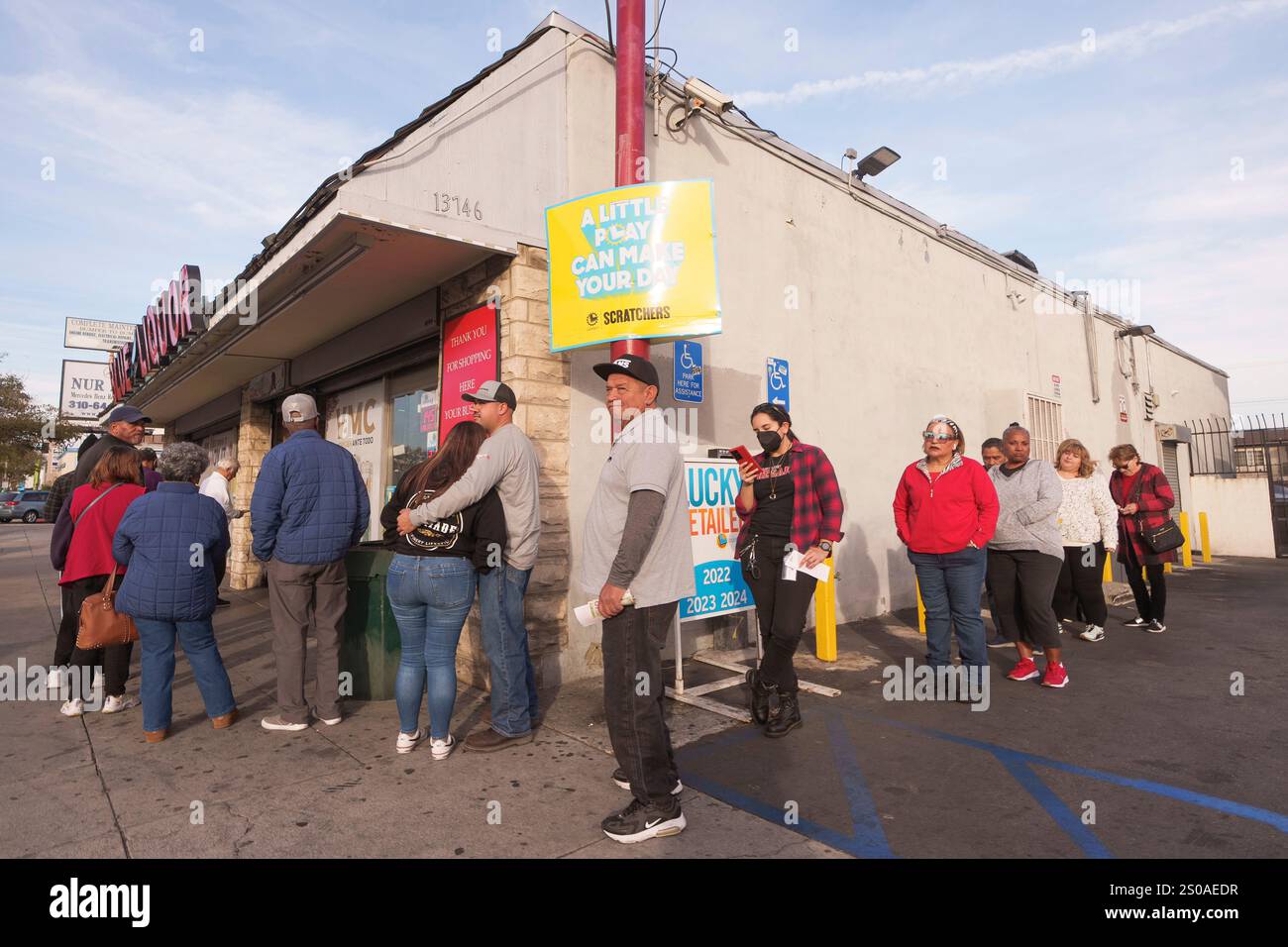 People buy California lottery tickets at Bluebird Liquor which has sold multiple winning Powerball and Mega Millions tickets in Hawthorne, Calif., Thursday, Dec. 26, 2024. (AP Photo/Damian Dovarganes) Stockfoto