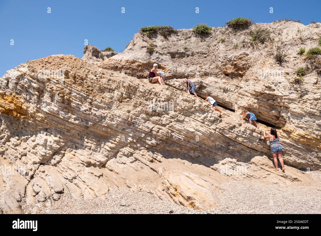 Los Osos, KALIFORNIEN, USA – 4. August 2017: Die Familie klettert im Montaña de Oro State Park in Zentralkalifornien auf eine felsige Klippe. Stockfoto