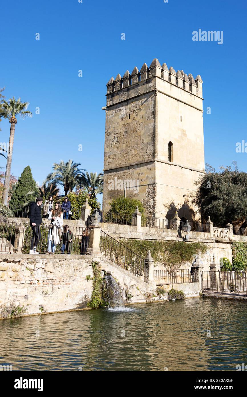 Brunnen und Löwenturm im Patio de Crucero am Alcázar de los Reyes Cristianos (christliche Monarchen) in Cordoba, Spanien. Stockfoto