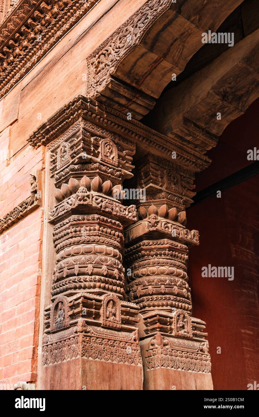 Detail der Holzschnitzerei auf Holzsäulen an der Außenseite der Nasal Chalk, Durbar Square, Kathmandu Stockfoto