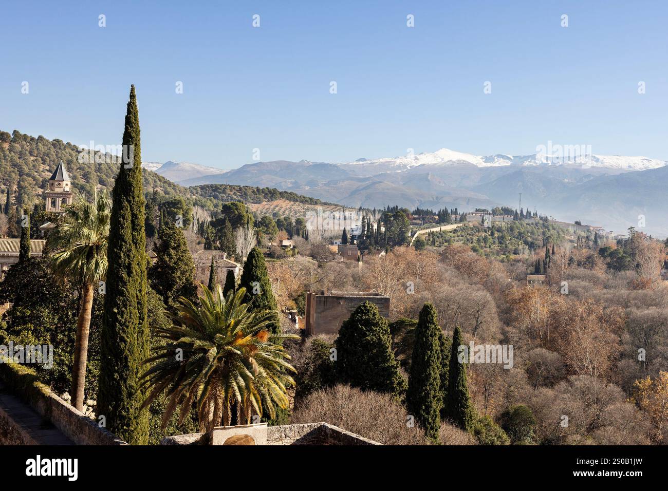Ein Blick auf den Alhambra-Palast und den Festungskomplex mit den Bergen der Sierra Nevada im Hintergrund in Granada, Spanien. Stockfoto