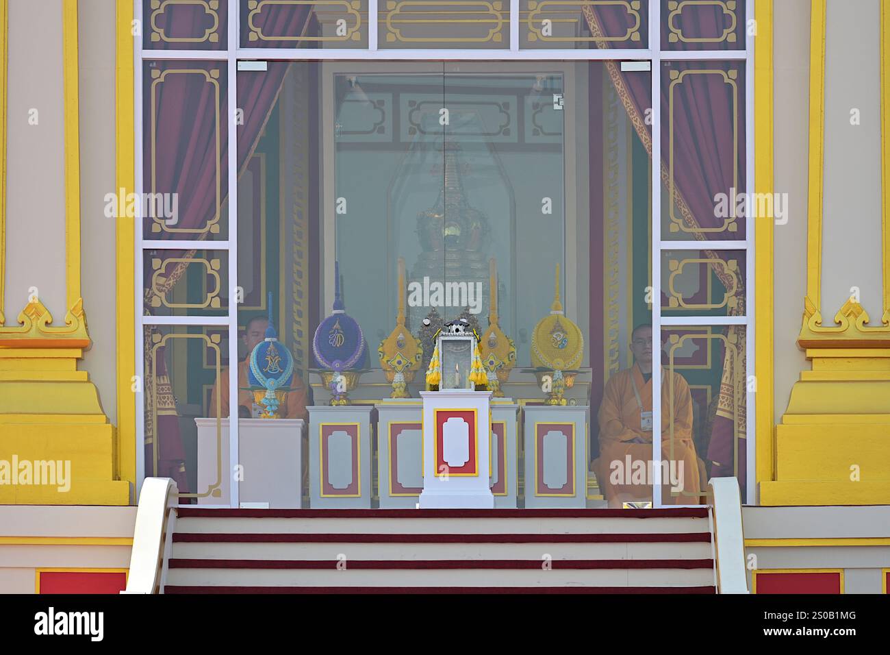 Nahaufnahme des zeremoniellen Pavillons und der heiligen Stupa mit dem Buddha-Zahn-Relikt in Sanam Luang, begleitet von begleitenden chinesischen Mönchen, Bangkok Stockfoto
