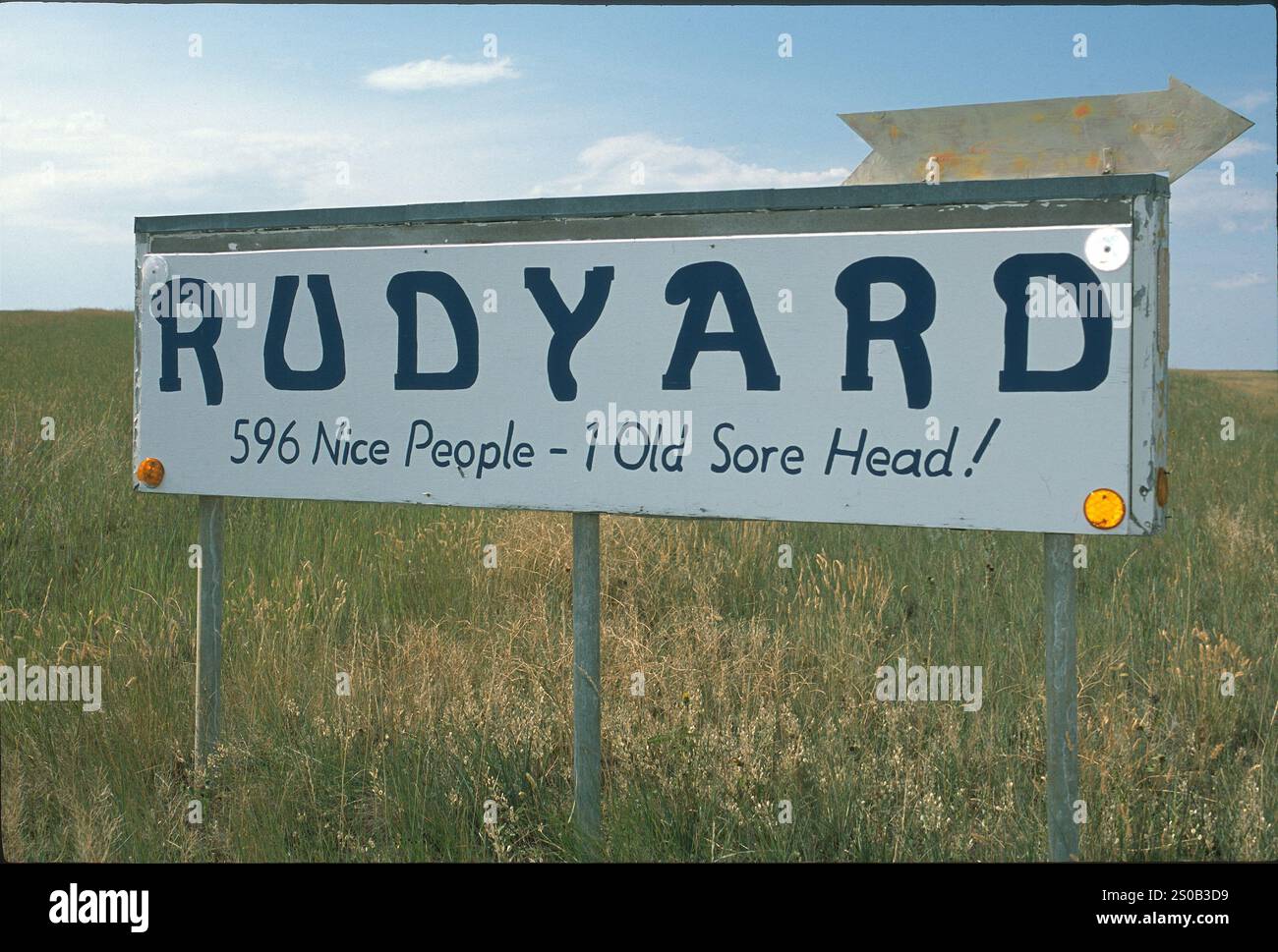 Community Self-Deprecation: Schild entlang der US 87 östlich von Loma, MT. 'RUDYARD 596 Nice People - 1 Old Wore Head!' Es ist lange her, dass Rudyard in den 500er Jahren eine Bevölkerung hatte! Rudyard ist eine nicht eingemeindete Gemeinde und ein Census-Designated Place. Die Bevölkerung betrug 2020 weniger als 300 Einwohner. Stockfoto