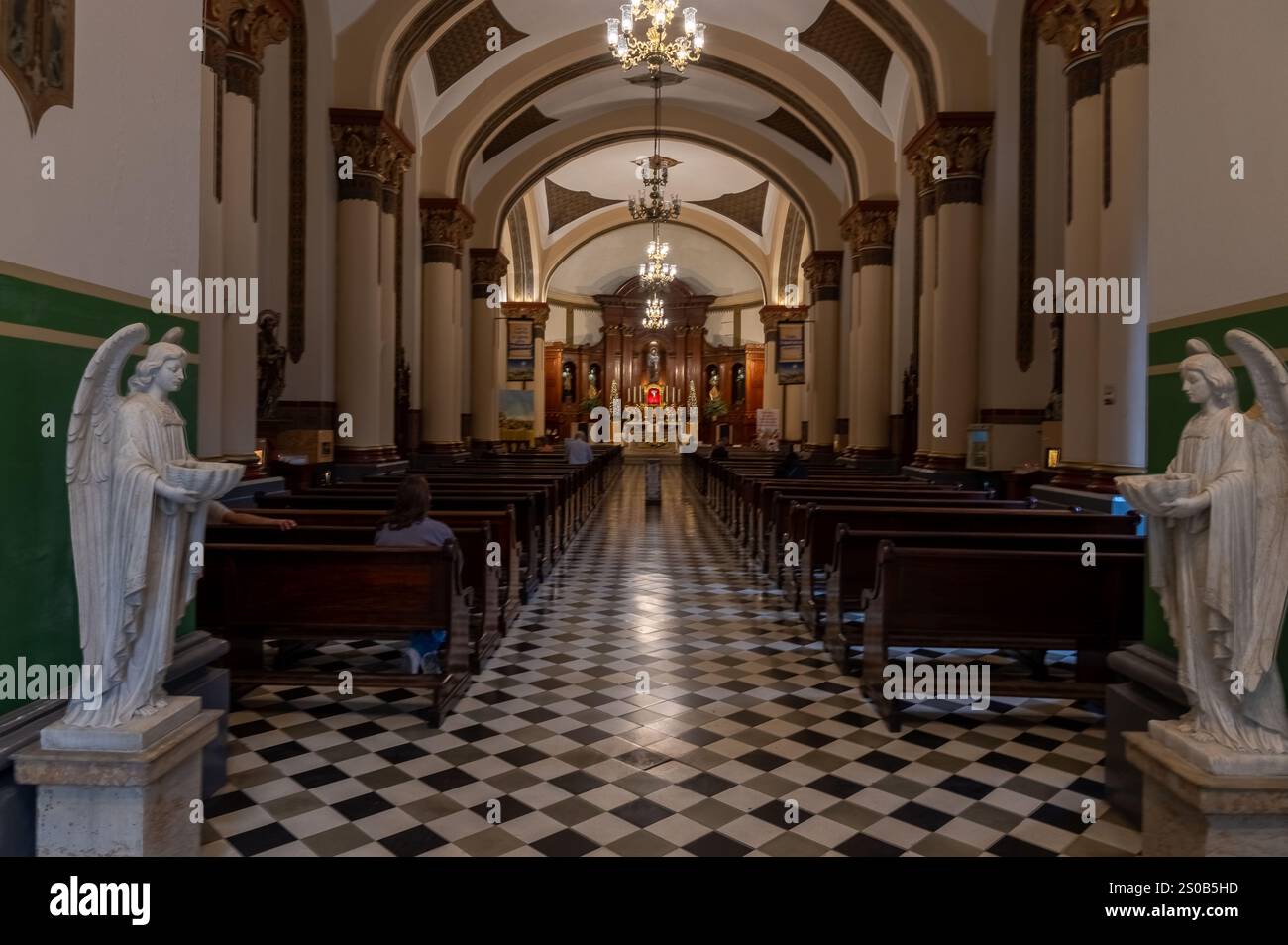 Ruhiger Zufluchtsort. Die ruhige Schönheit eines Kircheninnenraums lädt zu ruhiger Besinnung und Ruhe ein. Stockfoto