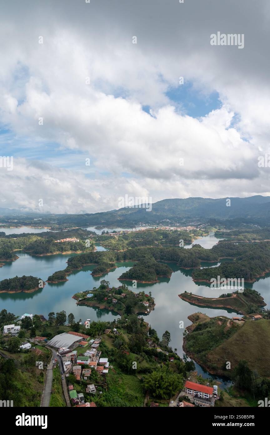 Ruhige Landschaft mit üppigen Inseln, eingebettet in einen ruhigen See, unter einem teilweise bewölkten Himmel. Stockfoto