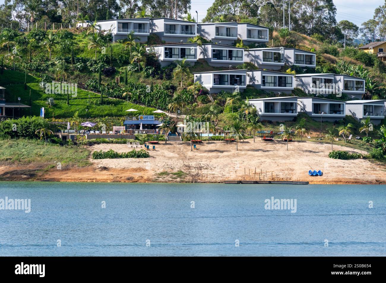 Rückzugsort am See. Moderne Villen auf einem Hügel mit Blick auf das ruhige Wasser. Perfekter Kurzurlaub. Stockfoto