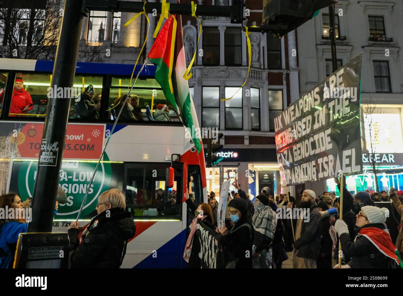 London, Großbritannien. Dezember 2024. Pro-palästinensische Demonstranten marschierten durch die Londoner West End-Einkaufsviertel und riefen zum Boykott von Unternehmen auf, die beschuldigt werden, die Rechte der Palästinenser verletzt zu haben. Im zweiten Jahr wurden öffentliche christliche Feierlichkeiten in Bethlehem aufgrund des anhaltenden Krieges in Gaza abgesagt. Quelle: Eleventh Photography/Alamy Live News Stockfoto