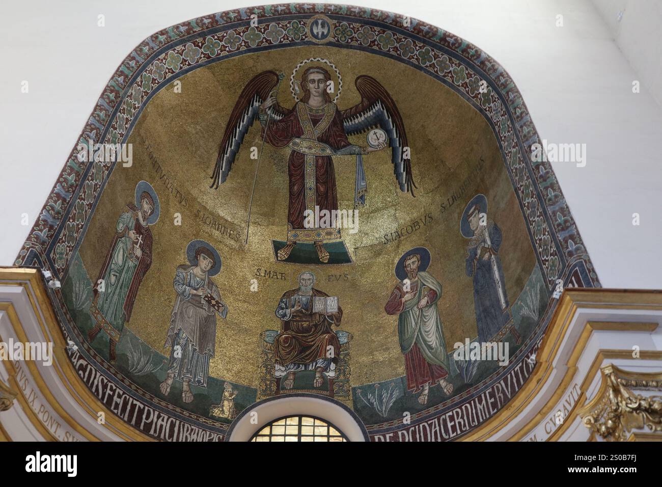 Salerno - Mosaico di San Michele Arcangelo nell'abside destra del Duomo di San Matteo Stockfoto