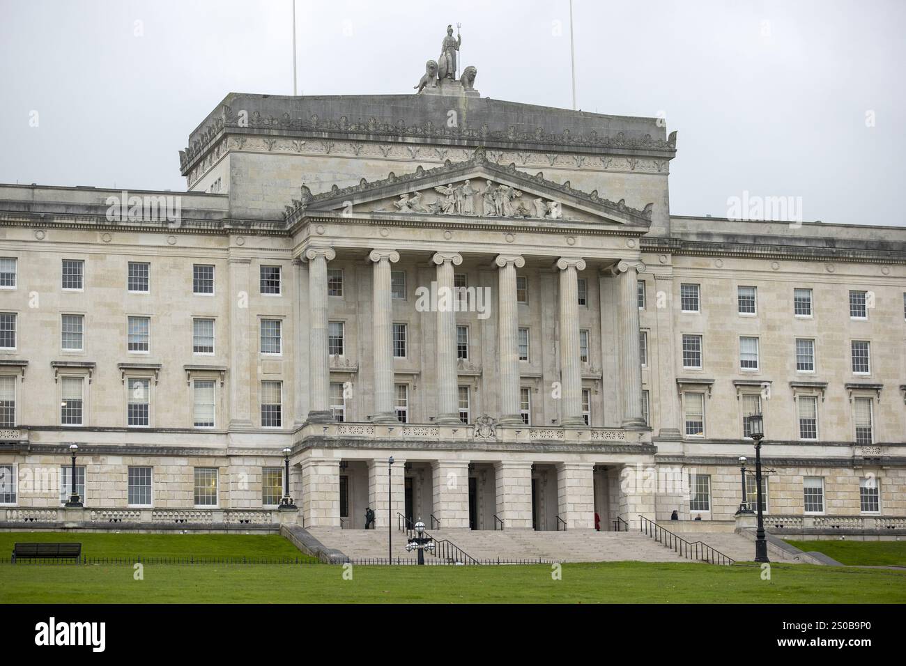 Aktenfoto vom 11/22 der Parlamentsgebäude auf dem Stormont Estate in Nordirland. Der nordirische Sekretär wusste „einige Monate“ vor einer äußerst umstrittenen Polizeirazzia in Sinn Feins Büros, wie kürzlich unversiegelte Aufzeichnungen belegen. Am 4. Oktober 2002 überfielen viele PSNI-Offiziere die Sinn Fein-Büros in Stormont und entlarvten einen angeblich republikanischen Spionagerring im Herzen der Regierung. Einige Häuser wurden ebenfalls überfallen. Ausgabedatum: Freitag, 27. Dezember 2024. Stockfoto