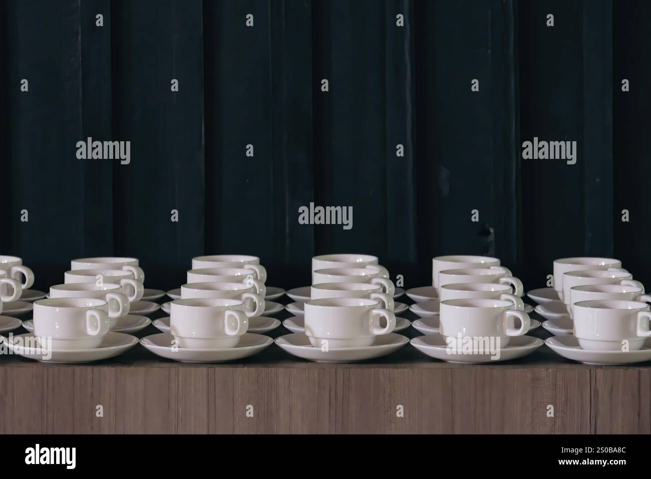 Viele Kaffeetassen für eine Teepause in einer Konferenz für Geschäftstreffen, um den Nachmittag zu erfrischen Stockfoto