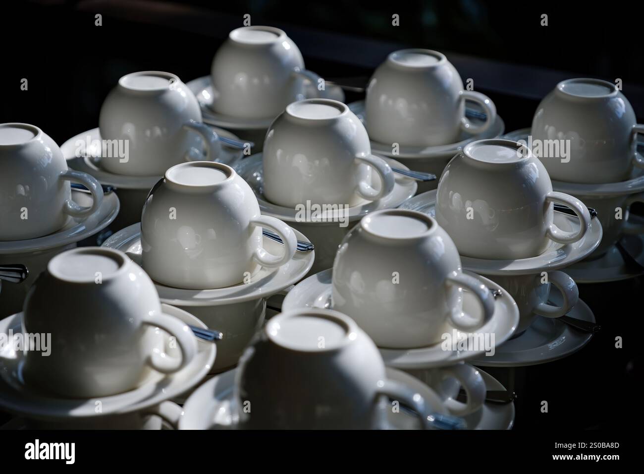 Viele Kaffeetassen sind für eine Teepause in einer Business Meeting Konferenz vorbereitet und erfrischen sich in der Nachmittagssonne Stockfoto