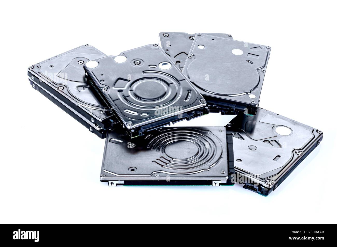 Tonnen von nicht funktionsfähiger Festplatte auf weißem Hintergrund Stockfoto