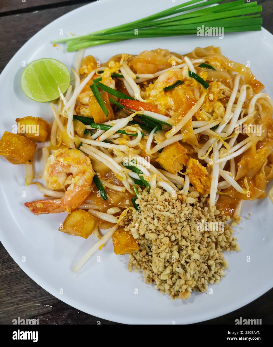 Blick von oben auf Shrimps Pad thai Stockfoto