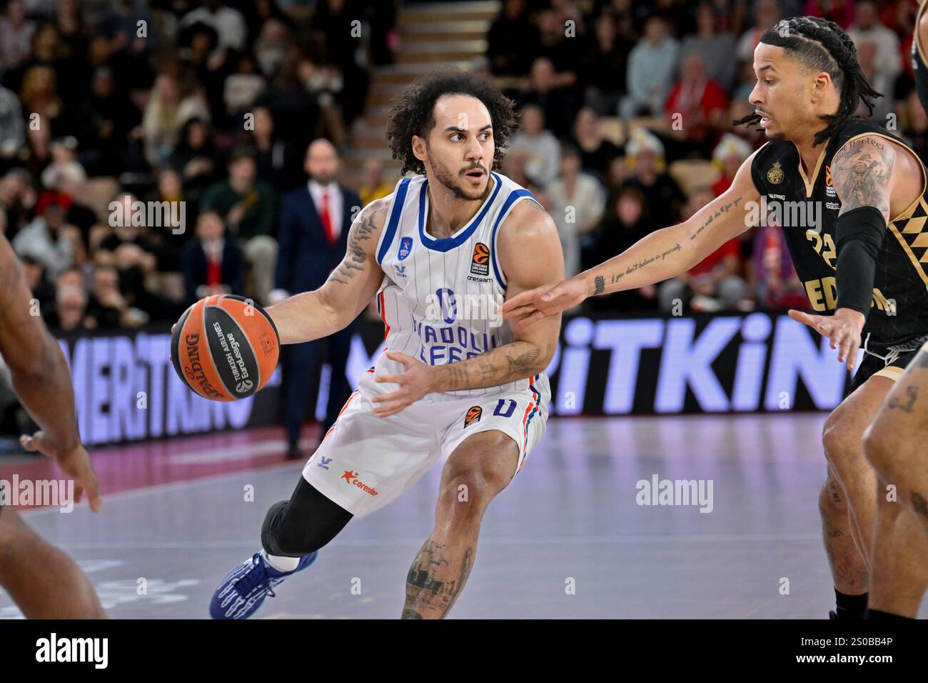 Monaco, Monaco. Dezember 2024. Als Monaco Spieler #32 sind Matthew Strazel und Istanbuler Spieler #0 Shane Larkin in Aktion während des Euroleague-Spiels zwischen AS Monaco und Anadolu Efes Istanbul am 26. dezember 2024 in der Gaston Medecin Hall in Monaco, Foto: Laurent Coust/ABACAPRESS; COM Credit: Abaca Press/Alamy Live News Stockfoto