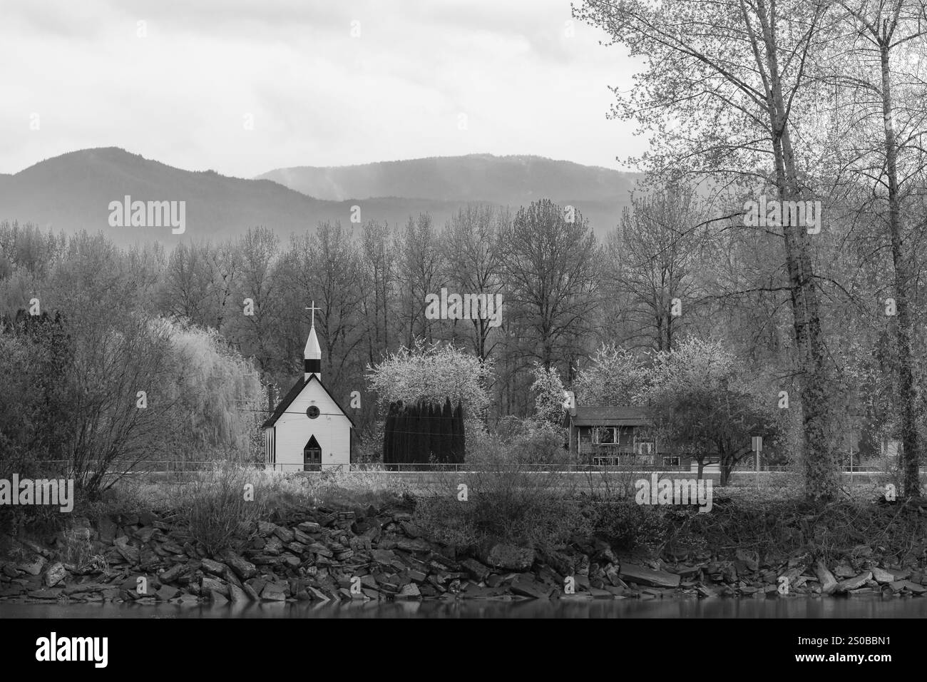 Church of the Holy Redeemer, Kwantlen First Nation, McMillan Island, Fort Langley, British Columbia, Kanada. Gelegen am Fraser River. Schwarz und Stockfoto