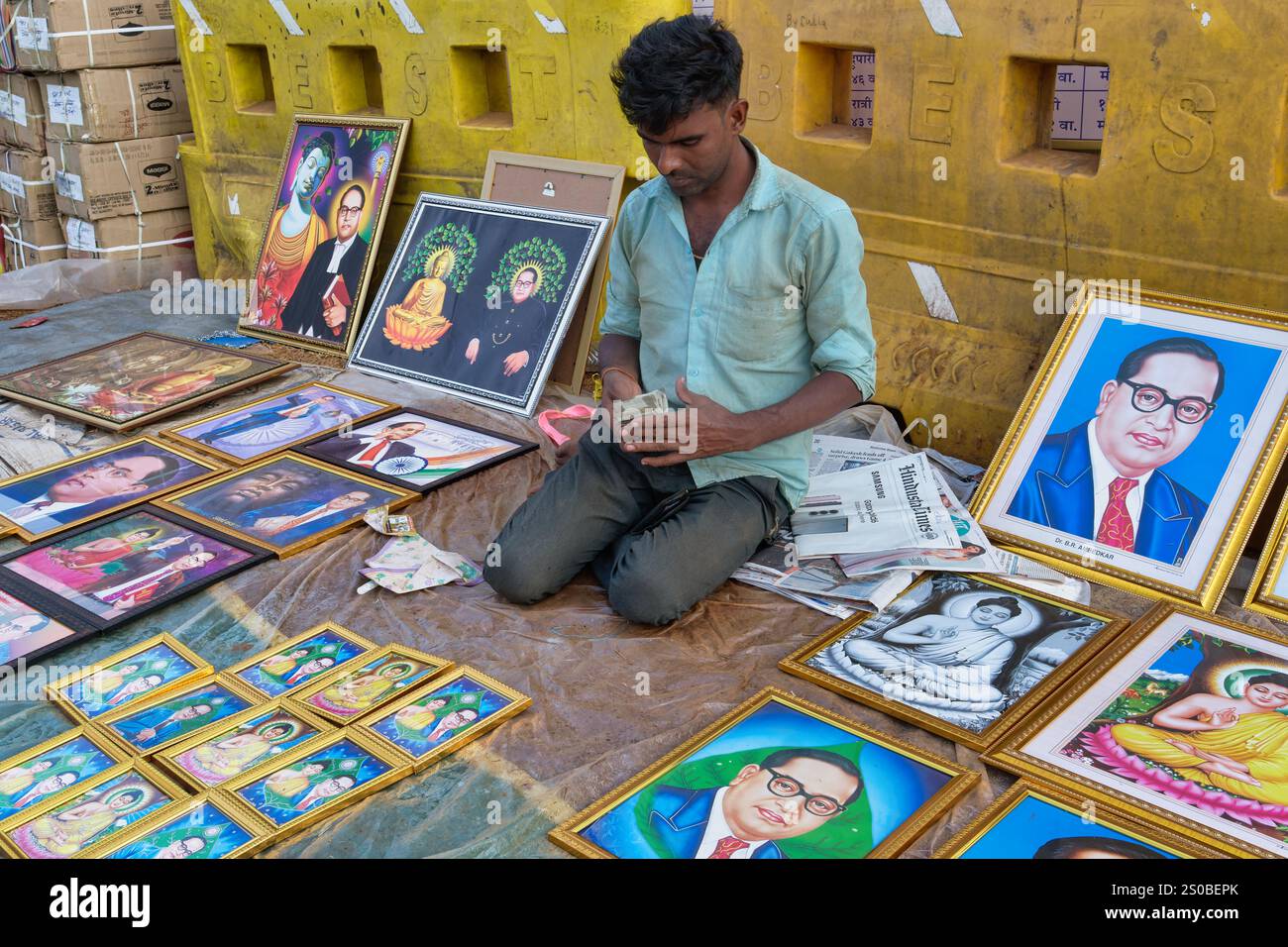 Anlässlich des Todestages von B. R. Ambedkar, Gründer einer neo-buddhistischen Bewegung, werden Bilder von ihm und Buddha in Mumbai, Indien, verkauft Stockfoto