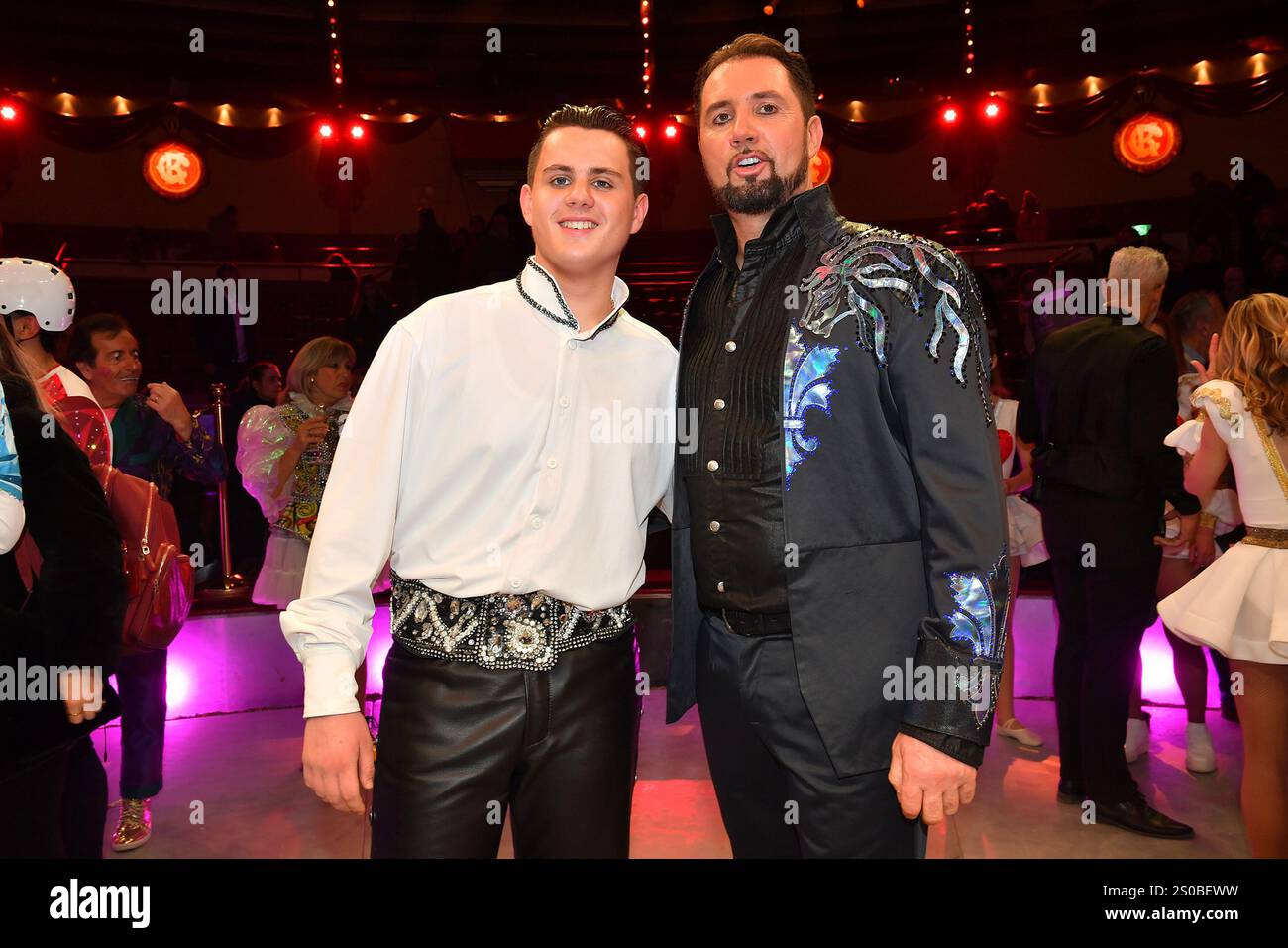 Martin Lacey Jr. und sein Sohn Alexis Henry Lacey-Krone bei der Circus Krone Weihnachts Premiere vom Winterprogramm „Freestyle“ am 25.12.2024 in Muenc Stockfoto