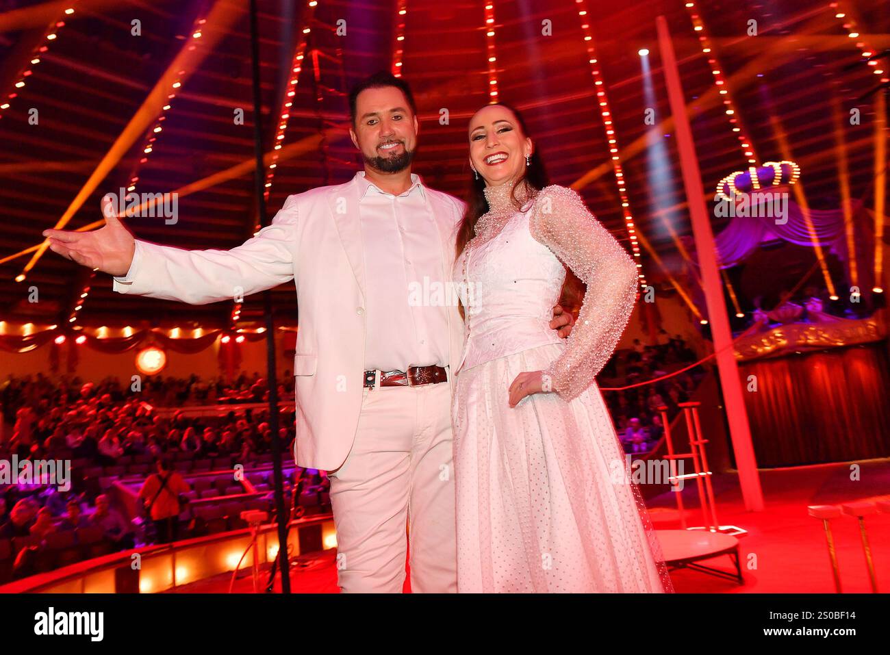 Martin Lacey Jr. und Jana Mandana Lacey-Krone bei der Circus Krone Weihnachts Premiere vom Winterprogramm „Freestyle“ am 25.12.2024 in München Stockfoto