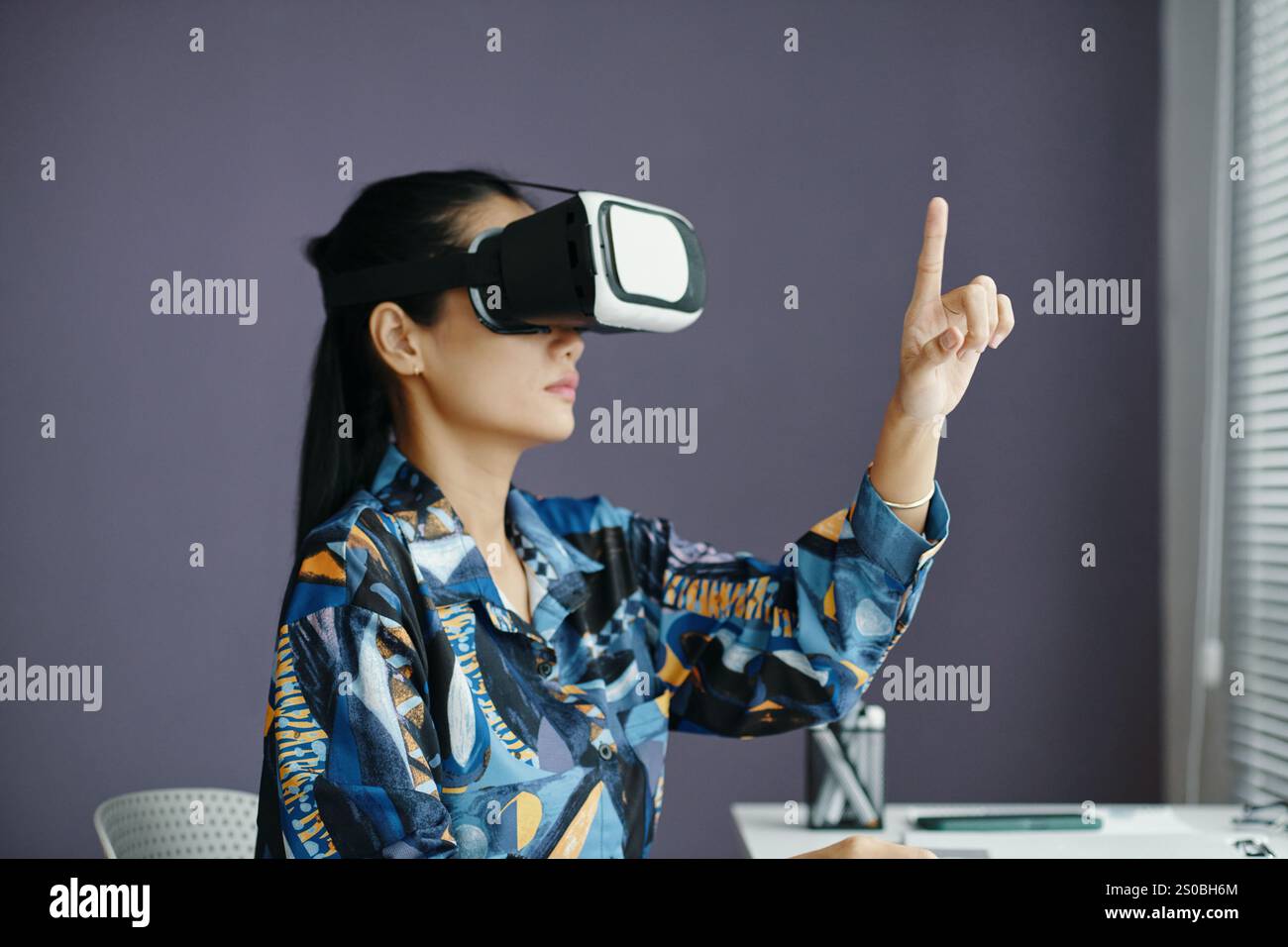 Asiatische Frau Mit Virtueller App Stockfoto