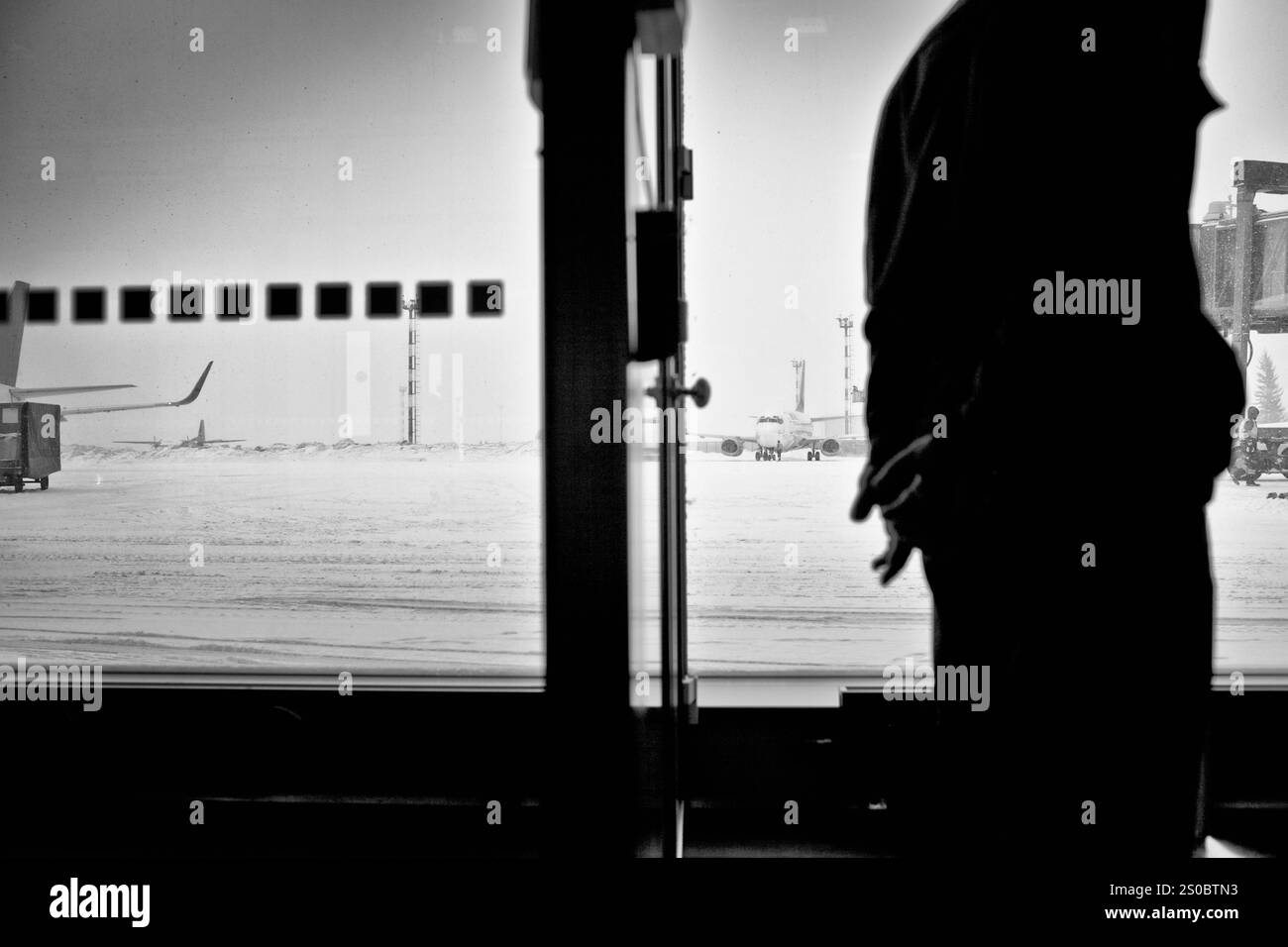 Ein Mann wartet am Flughafen. Stockfoto