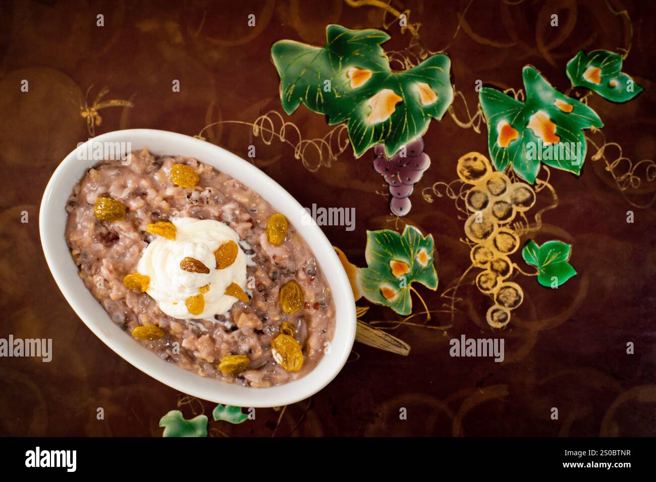 Brotpudding Dessert auf dekoriertem Holz. Stockfoto