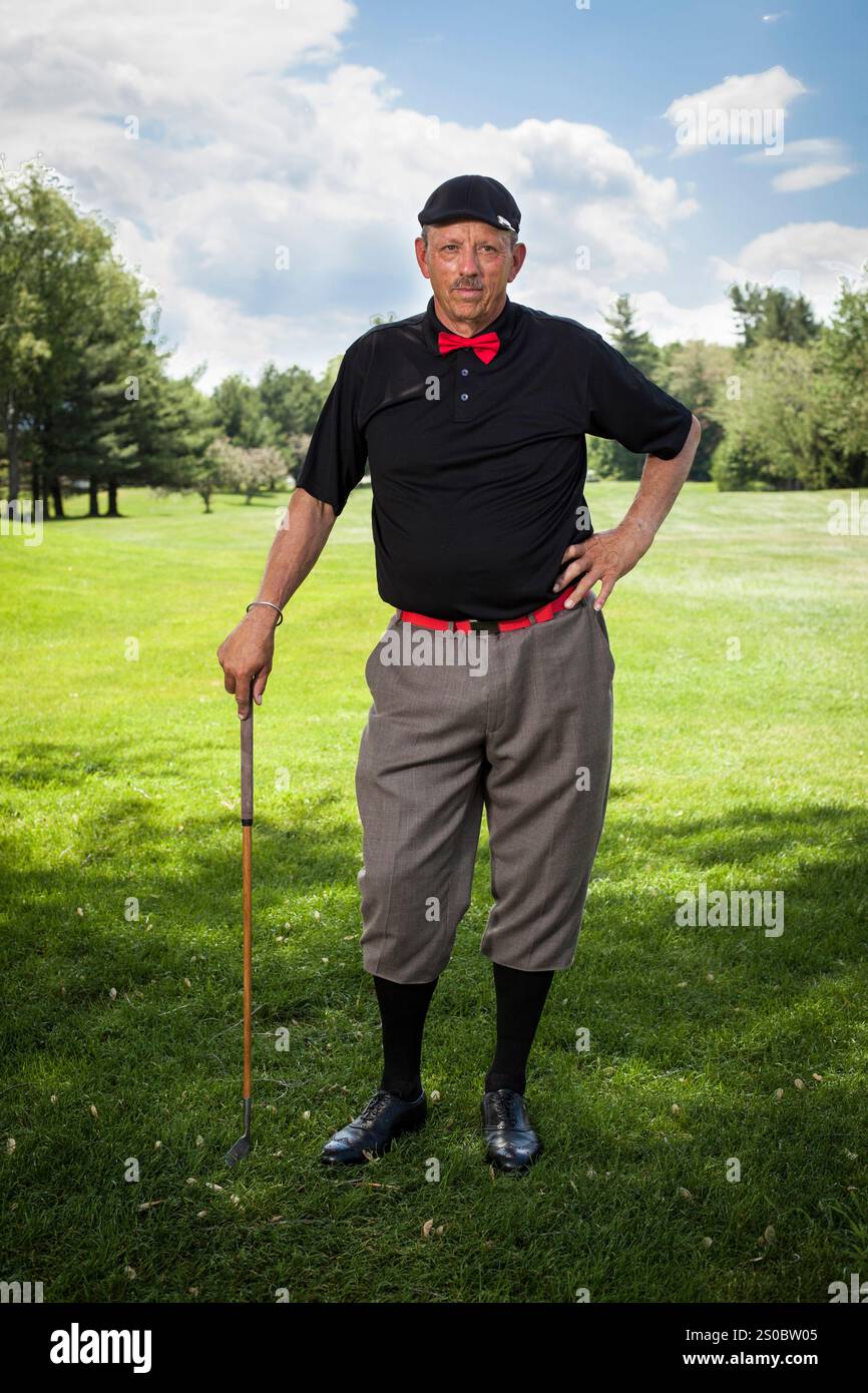 Mann mittleren Alters posiert für ein Porträt während eines Hickory Golf Turniers Stockfoto