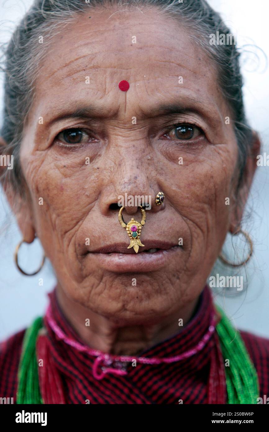 Nepalesische Frau mit Nasenring Stockfoto