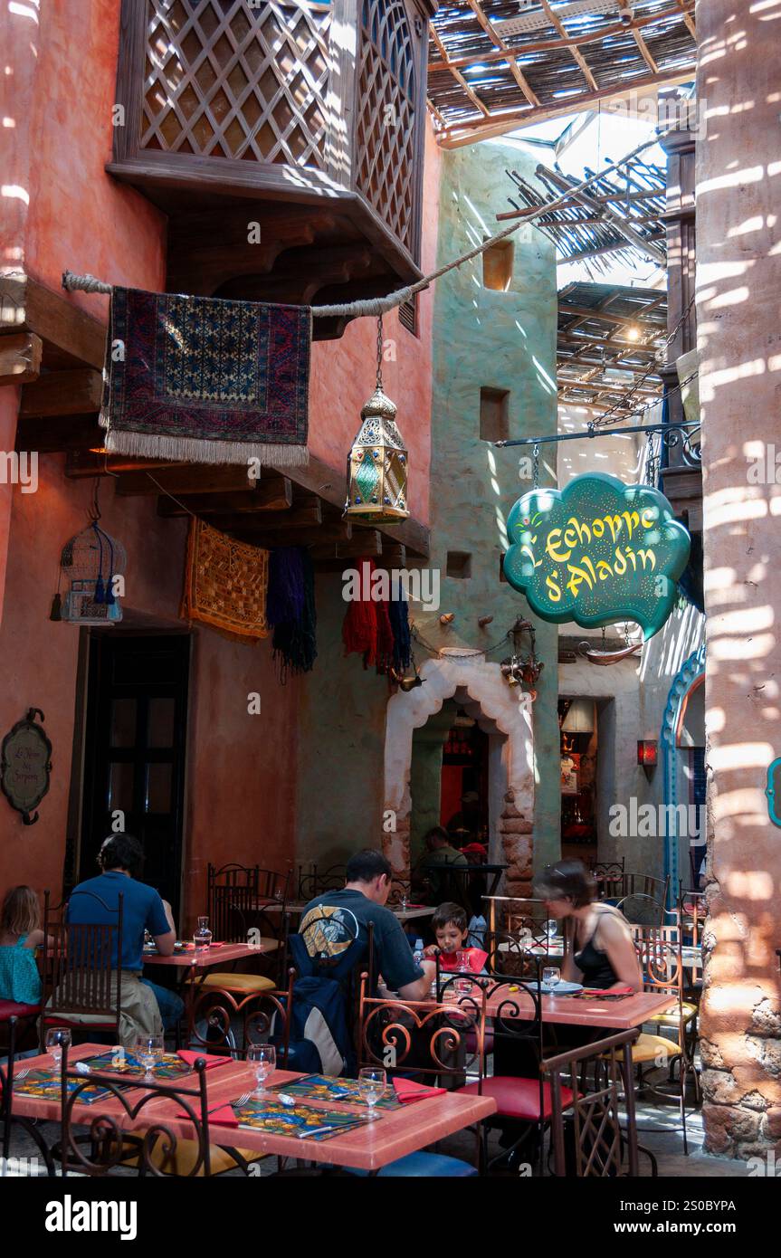Chessy, Frankreich, Freizeitparks, Leute Familientouristen, sitzen an Tischen in Arabian Theme Restaurant Terrace, 'Aladdin' draußen, Besuch Disneyland Stockfoto