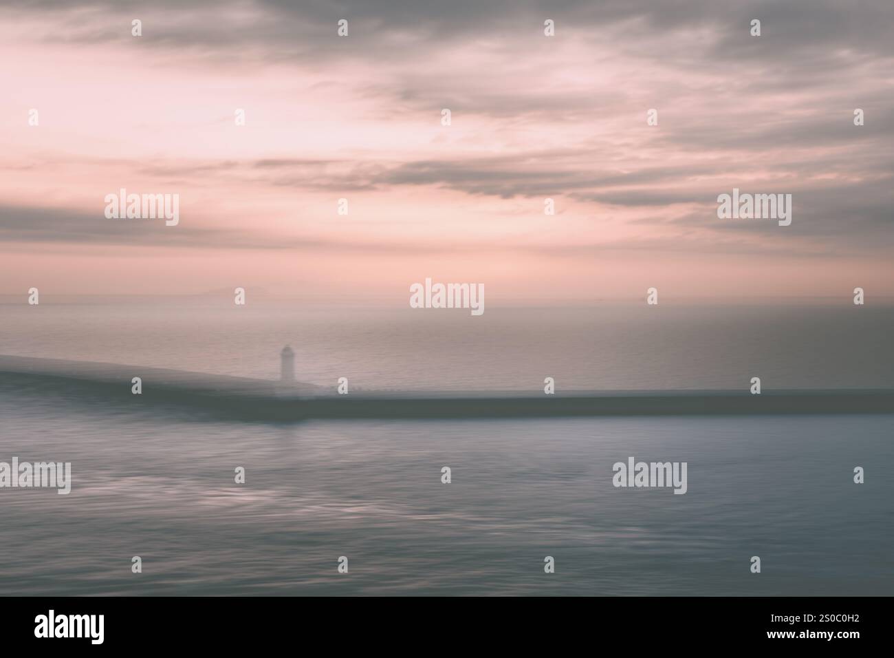 Traumhafte Meereslandschaft mit Leuchtturm und absichtlicher Kamerabewegung Stockfoto