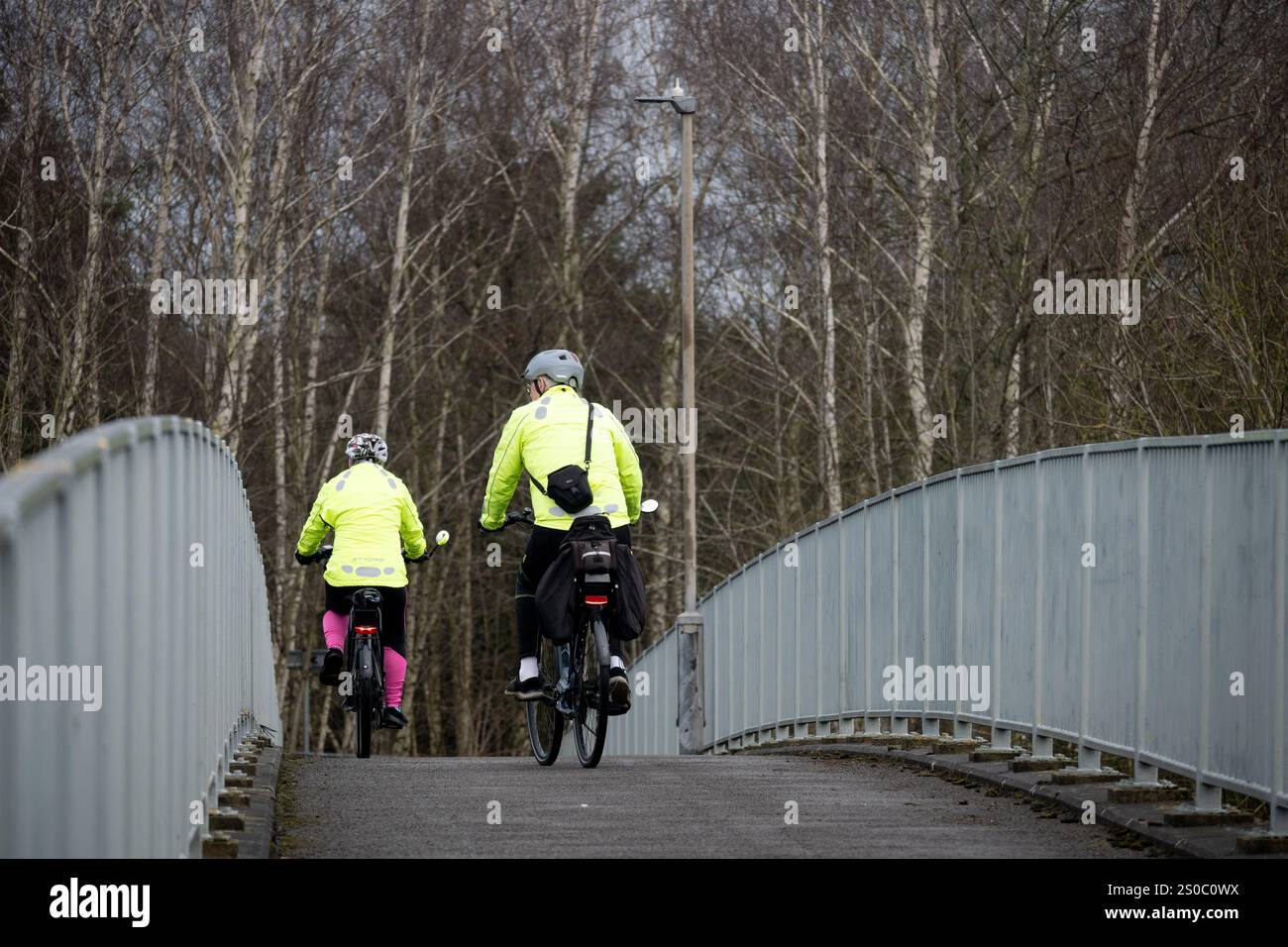 Radfahrer in Warnjacken, Warwickshire, Großbritannien Stockfoto