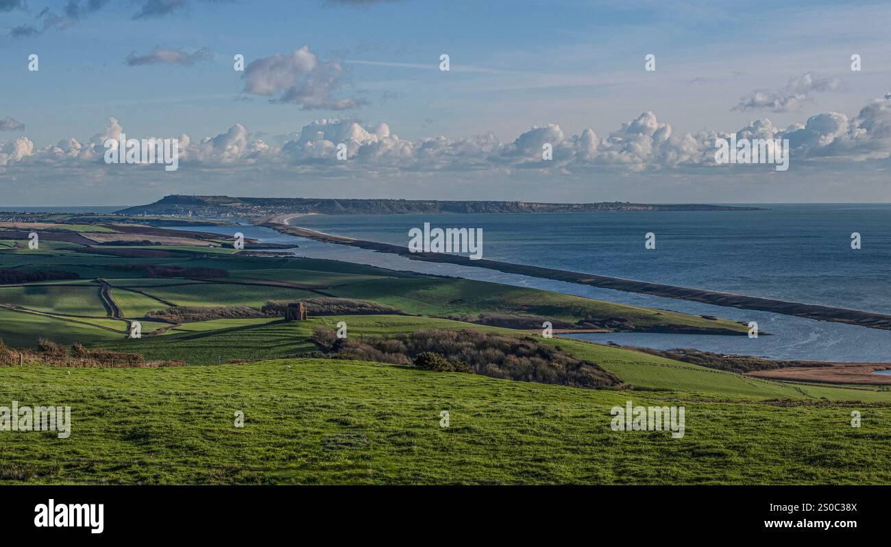 Chesil Beach in Dorset U. K Blick nach Portland mit der St. Cathrerin's Chapel Abbotsbury im Vorland. Stockfoto