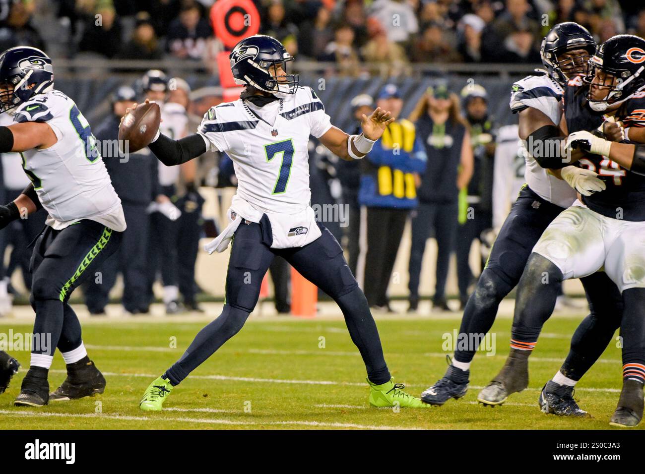 Chicago, Usa. Dezember 2024. Seattle Seahawks Quarterback Geno Smith (7) gibt den Ball gegen die Chicago Bears im Soldier Field in Chicago am Donnerstag, den 26. Dezember 2024. Seahawks besiegten die Bears mit 6:3. Foto: Mark Black/UPI Credit: UPI/Alamy Live News Stockfoto