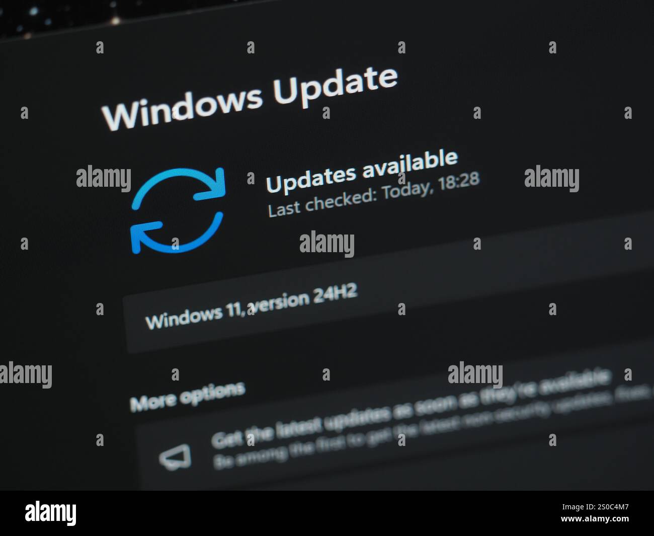 Galati, Rumänien - 13. Dezember 2024: Suche nach Updates für Windows 11 rund um die Uhr auf dem Laptop-Bildschirm Stockfoto